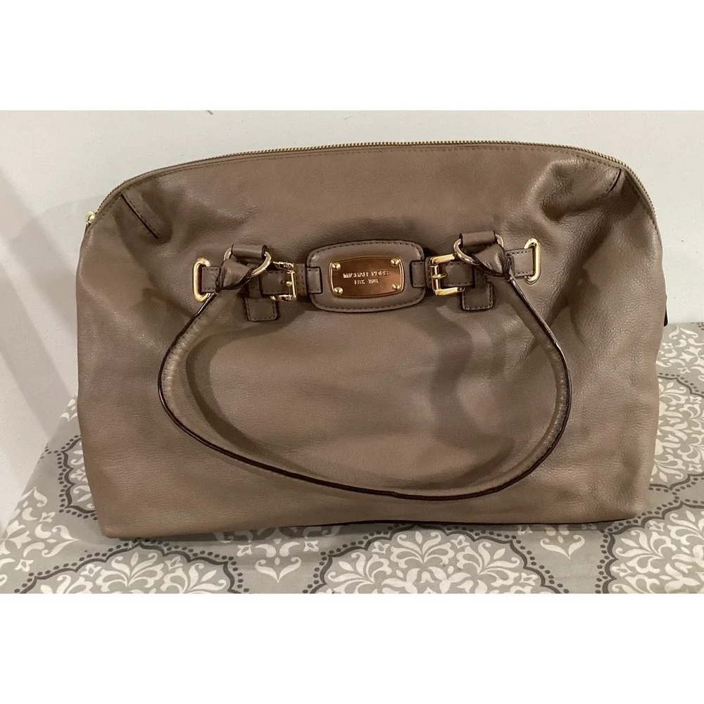 Authentic Michael Kors Hamilton Satchel Beautiful taupe 